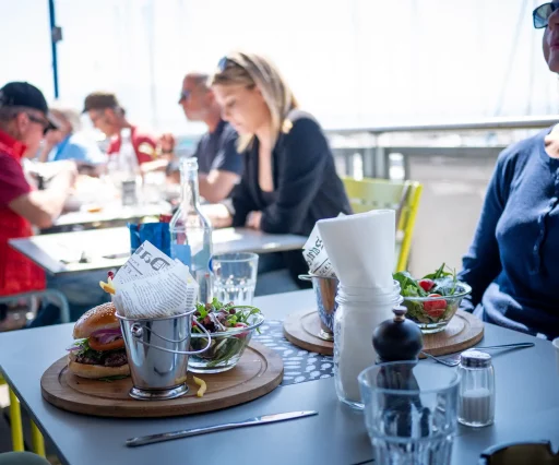 11 clients terrasse restaurant nautique nyon