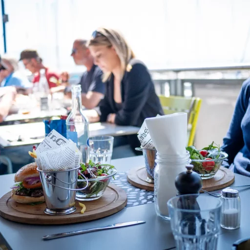 11 clients terrasse restaurant nautique nyon