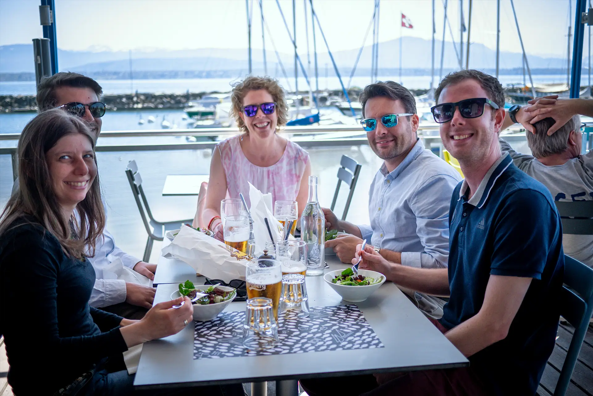 16 clients terrasse restaurant nautique nyon