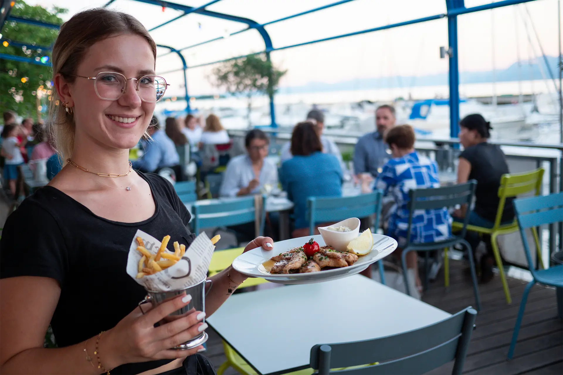 45 serveuse terrasse restaurant nautique nyon